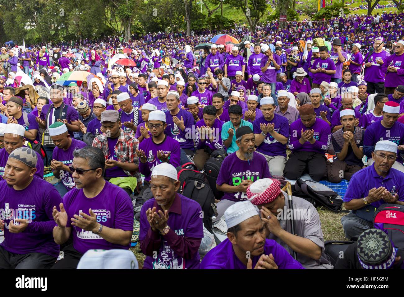 Kuala Lumpur, Malasia. 18 Feb, 2017. Alrededor de 100.000 partidarios de la Ley 355 han llegado a Padang Merbok, en Kuala Lumpur el 18 de febrero de 2017 donde la RUU 355 mega reunidos en Kuala Lumpur, Malasia.partidarios revestido en camisa púrpura se reunieron el sábado por la tarde para mostrar su apoyo a PAS presidente Datuk Seri Abdul Hadi Awang del miembro privado del proyecto antes de la próxima sesión del Parlamento en marzo. Crédito: Chris Jung/Zuma alambre/Alamy Live News Foto de stock