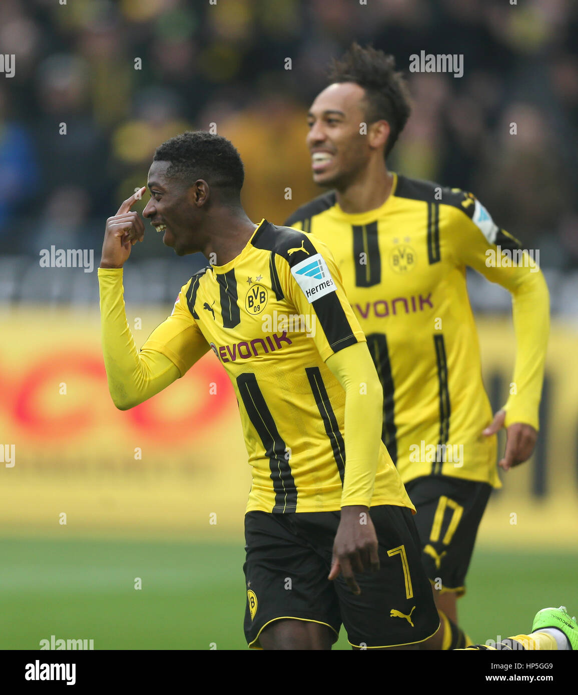 Dortmund es Ousmane Dembele (l) y Pierre-Emerick Aubameyang celebrar el  objetivo del primero y su lado de plomo 3:0 durante el partido de fútbol de  la Bundesliga entre el Borussia Dortmund y