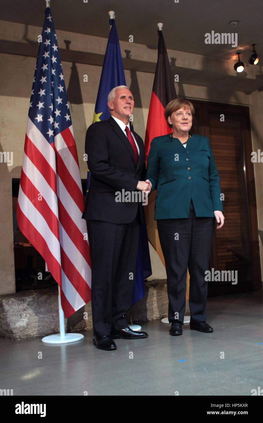 Munich, Alemania. 18 Feb, 2017. Vicepresidente de EE.UU. Mike Pence con la canciller alemana, Angela Merkel, antes de su reunión bilateral al margen de la Conferencia de Seguridad de Munich el 18 de febrero de 2017 en Munich, Alemania. Pence dijeron más tarde a los aliados europeos que "los Estados Unidos de América apoya firmemente la OTAN y serán firmes en nuestro compromiso con esta alianza transatlántica". Crédito: Planetpix/Alamy Live News Foto de stock