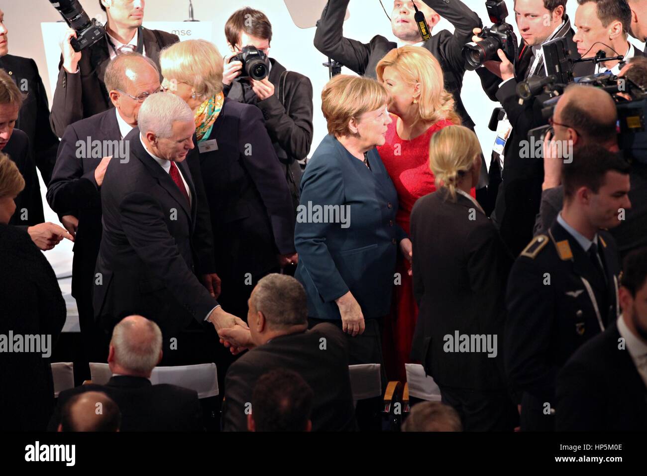 Munich, Alemania. 18 Feb, 2017. La Canciller alemana Angela Merkel escorts vicepresidente de EE.UU. Mike Pence a través de la multitud en la Conferencia de Seguridad de Munich el 18 de febrero de 2017 en Munich, Alemania. Pence dijeron más tarde a los aliados europeos que "los Estados Unidos de América apoya firmemente la OTAN y serán firmes en nuestro compromiso con esta alianza transatlántica". Crédito: Planetpix/Alamy Live News Foto de stock