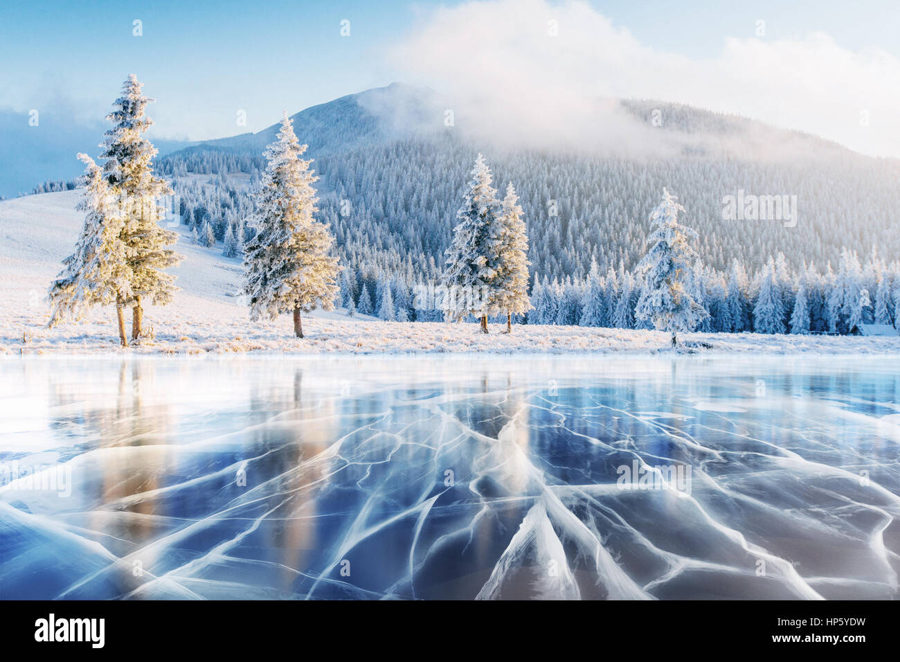 Hielo azul y grietas en la superficie de la . Foto de stock