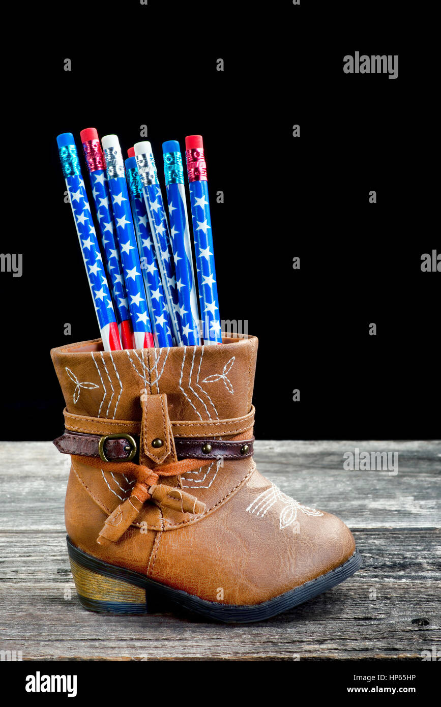 Bebé botas vaqueras y lápices de la bandera americana con espacio para su  tipo Fotografía de stock - Alamy