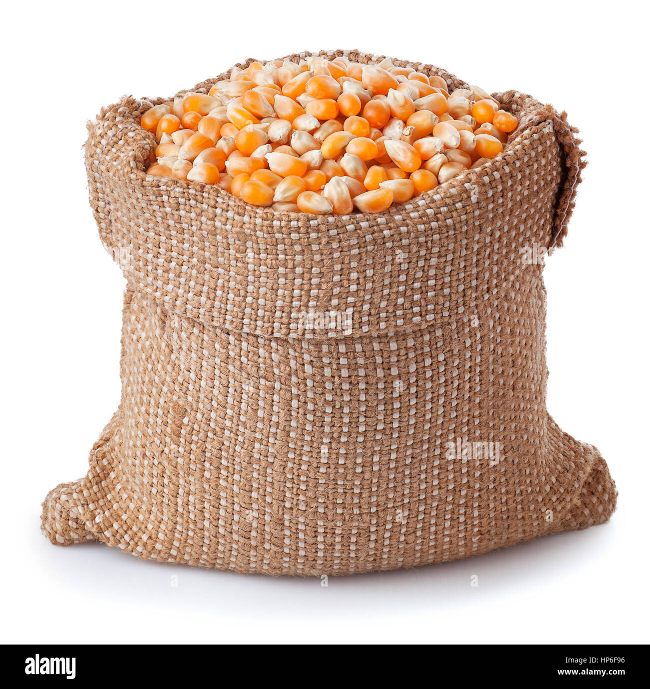 El maíz en la bolsa de arpillera aislado en blanco. Las semillas de maíz en  el saco. Secar sin cocer granos de maíz para palomitas Fotografía de stock  - Alamy