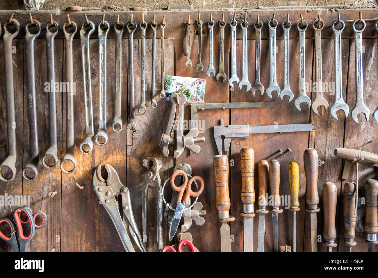 Tablero de herramientas con herramientas antiguas en un taller Fotografía  de stock - Alamy