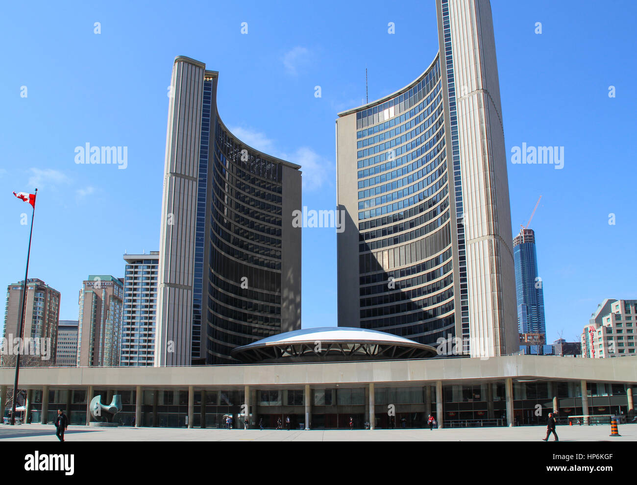 TORONTO, Canadá - 22 de abril de 2014: El Toronto City Hall, o el Nuevo Ayuntamiento, el gobierno municipal de Toronto, Ontario, Canadá, y uno de la ciudad. Foto de stock