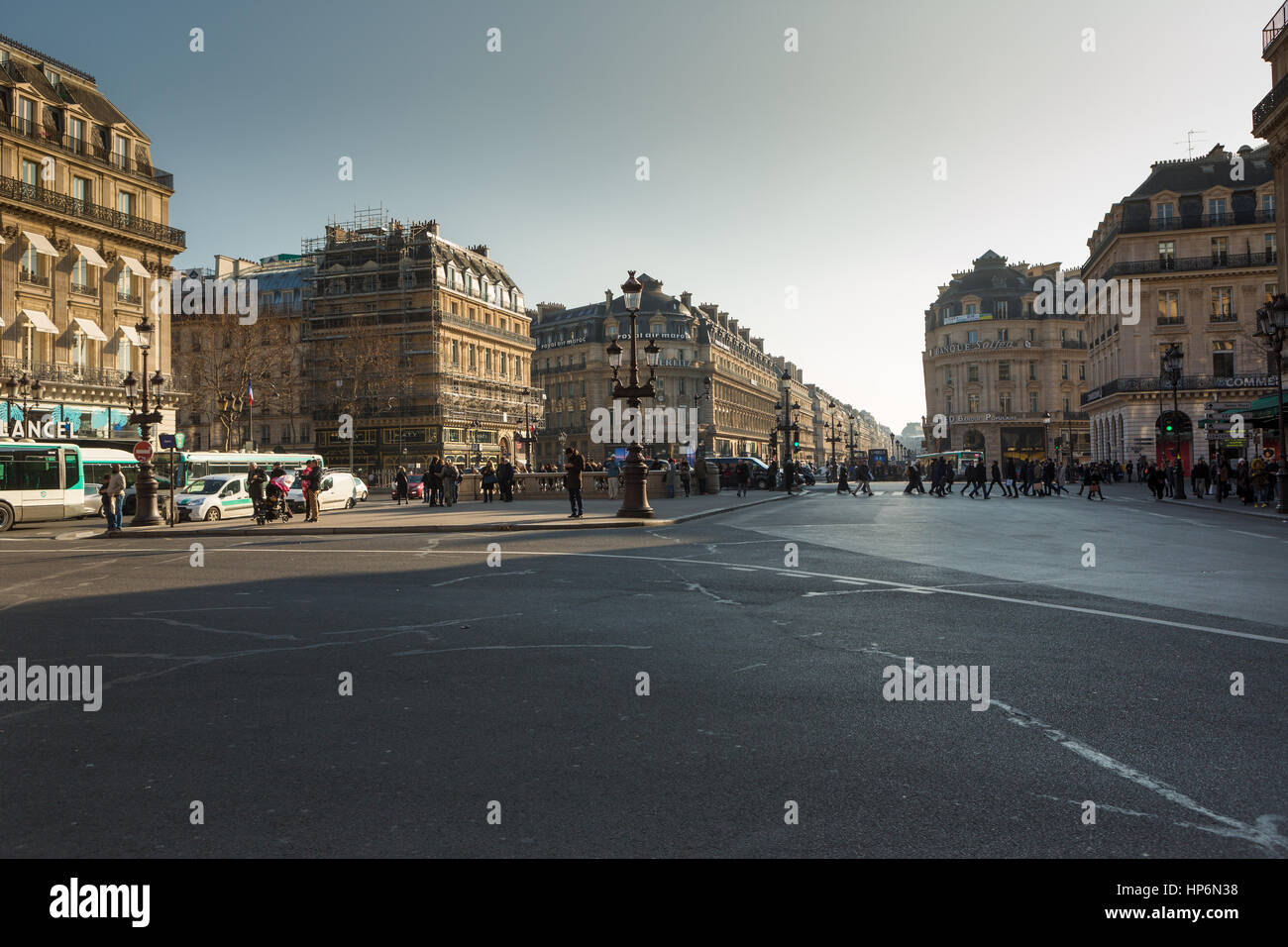 París, Francia - 19 de enero de 2017 :calle de París.Casi todas las calles de París lleno de arquitecturas y monumentos históricos.La gente camina en bulevares Foto de stock