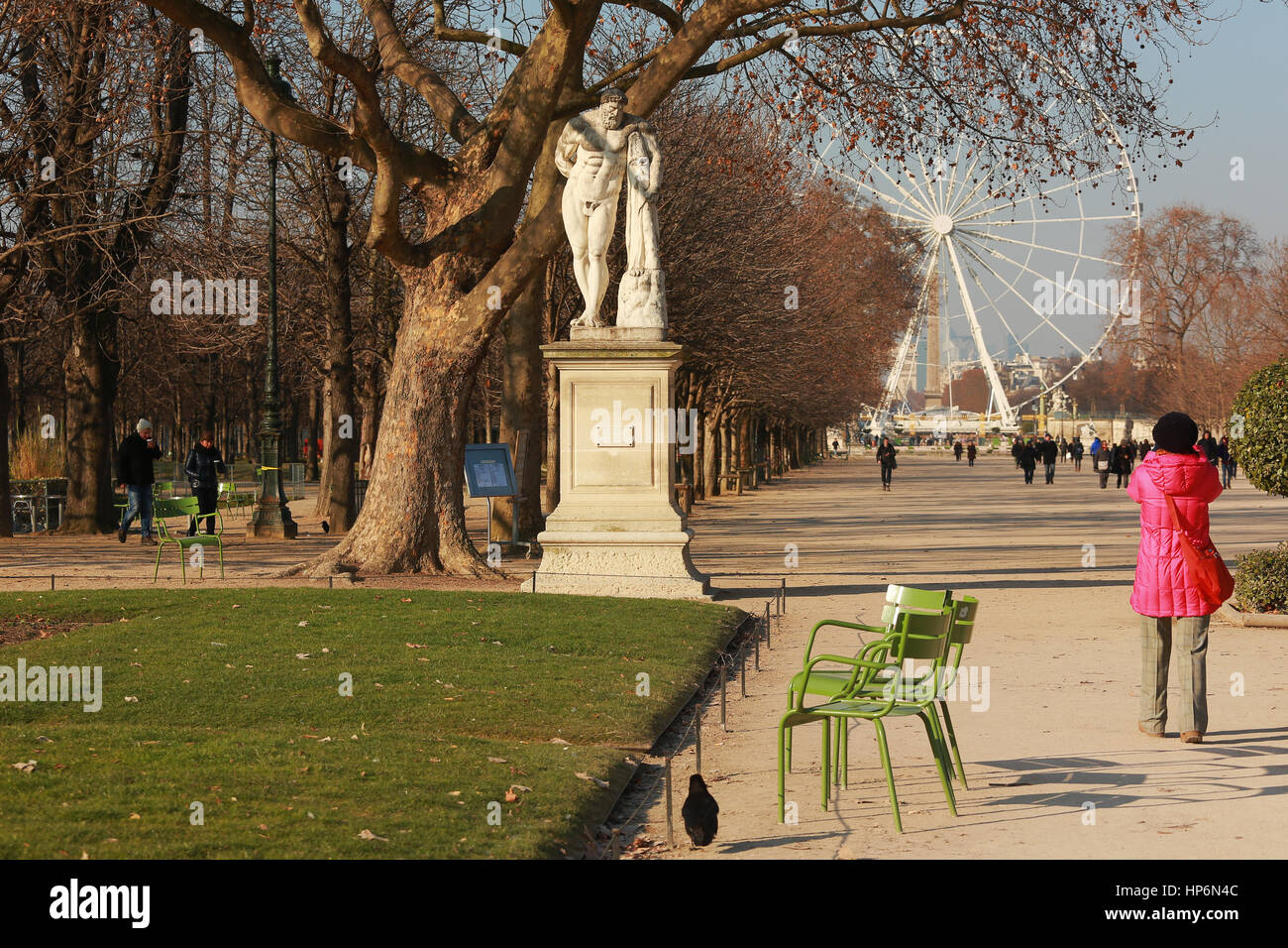 París, Francia - 19 de enero de 2017 : el pueblo de París y los turistas que caminan por las calles y los parques de la ciudad.La ciudad está llena de monumentos y bea Foto de stock