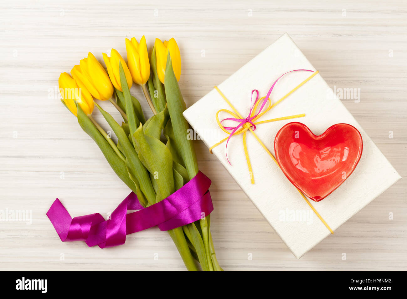 Romántico Ramo de tulipanes amarillo y blanco caja de regalo con cintas amarillo y rosa Foto de stock