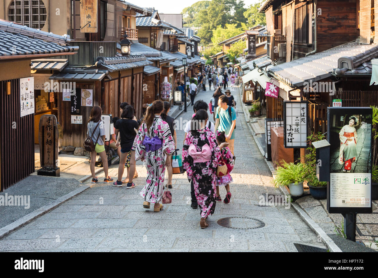 KYOTO, Japón - Agosto 11, 2015: mujeres jóvenes vistiendo kimono tradicional japonés caminando por las calles de Gion, la antigua ciudad de Kyoto en Japón. Foto de stock