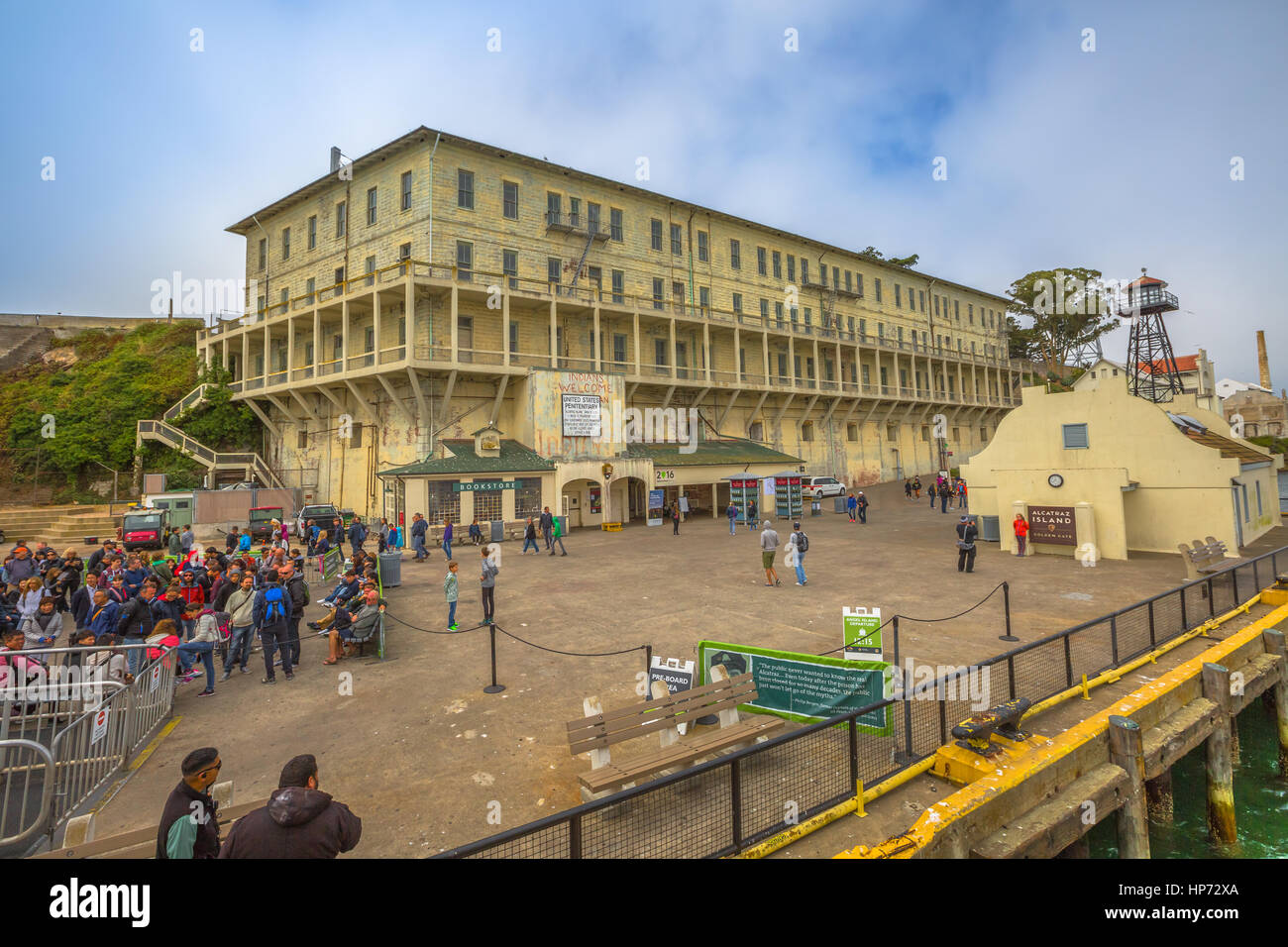 San Francisco, Estados Unidos - 14 de agosto, 2016: Panorama de hito histórico de la prisión de alcatraz con officer's club, torre de agua, caseta de vigilancia, guardia t Foto de stock