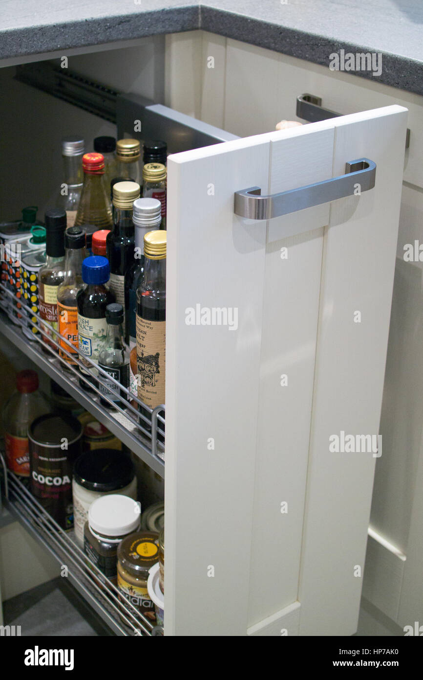 Alto y delgado cajón extraíble junto a fogones para un almacenamiento  cómodo de ingredientes de cocina Fotografía de stock - Alamy