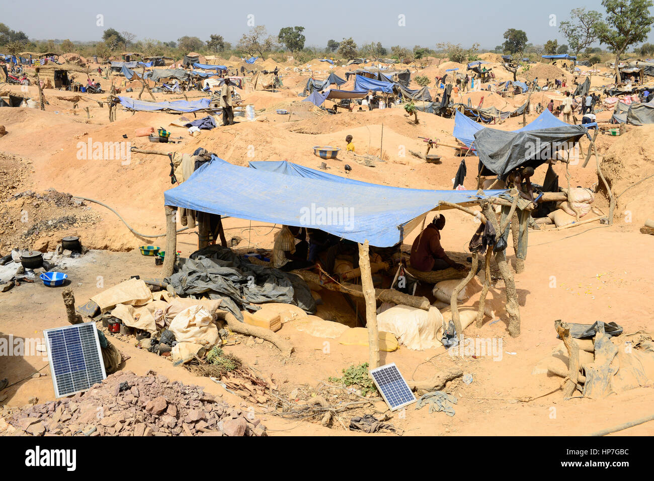 BURKINA FASO , Fada N'Gourma, aldea TINDANGOU, campamento minero de oro el  PAMA, minas de oro artesanal, panel fotovoltaico para la antorcha de  recarga de la batería Fotografía de stock - Alamy