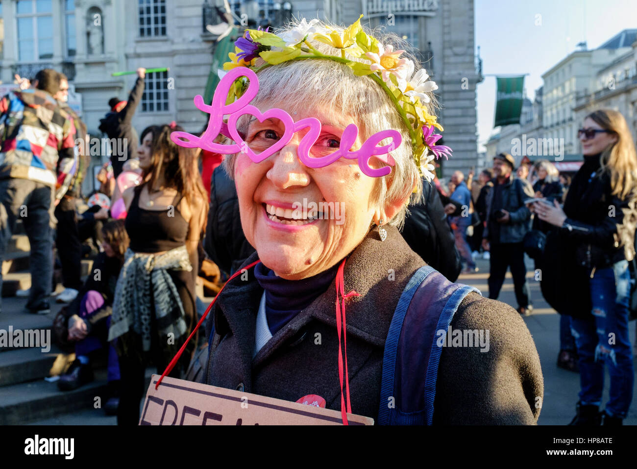 La mujer madura lleva gafas DE AMOR de novedad en la fiesta de pavimento Reclaim Love, Londres, Reino Unido Foto de stock