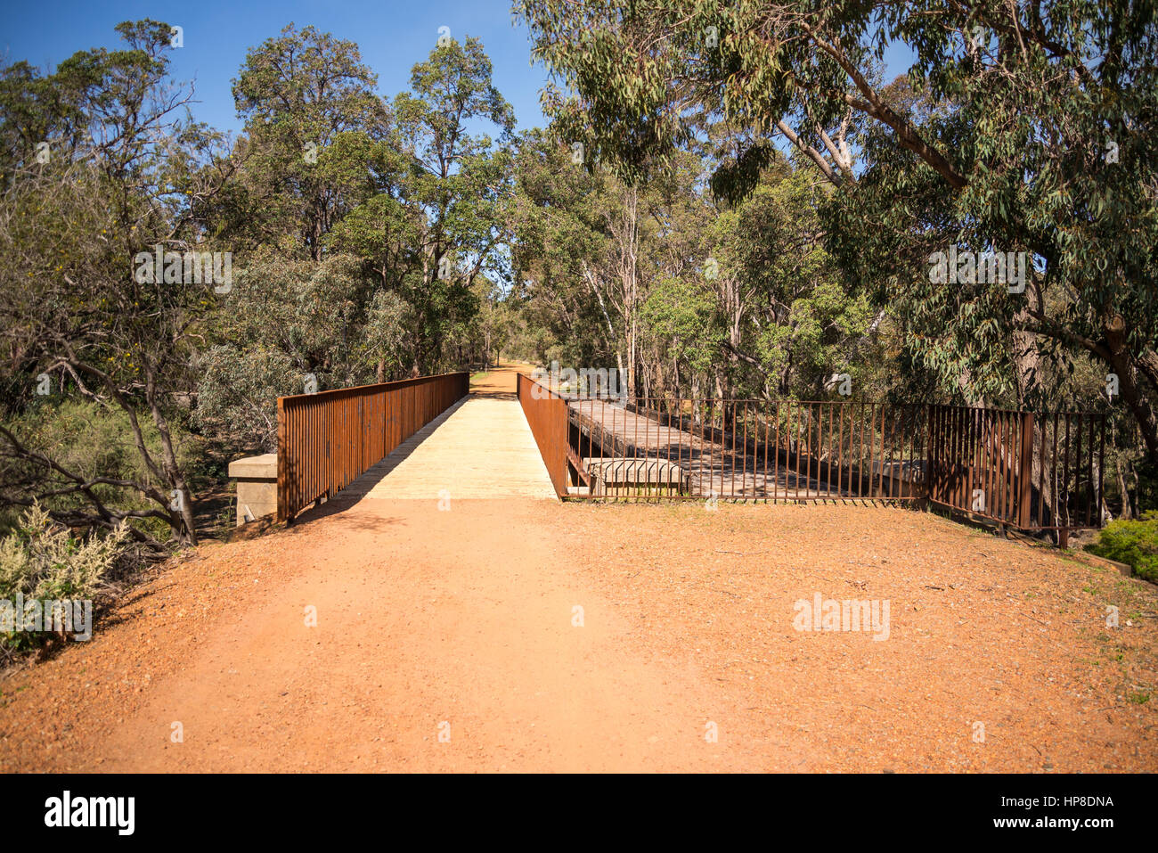 Un viejo y un nuevo puente peatonales en el Parque Nacional John Forrest Westerna Australia Foto de stock
