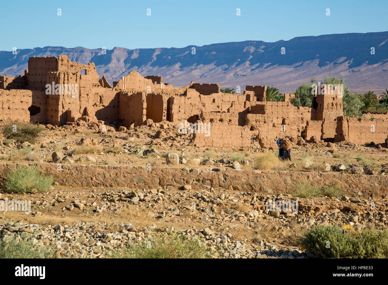 Valle del río Draa, Marruecos. Antiguo Ksar (Kasbah) cayendo en la ruina. Foto de stock