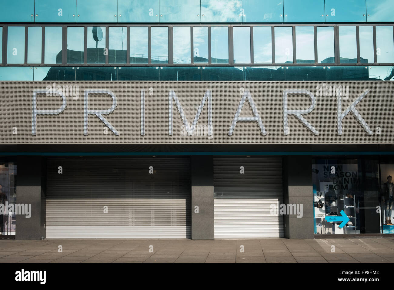 Berlin, Alemania - Febrero 19, 2017: La tienda cerrada frente a una tienda de Primark en Berlín. Primark es un centro internacional de comercio minorista de ropa. Foto de stock