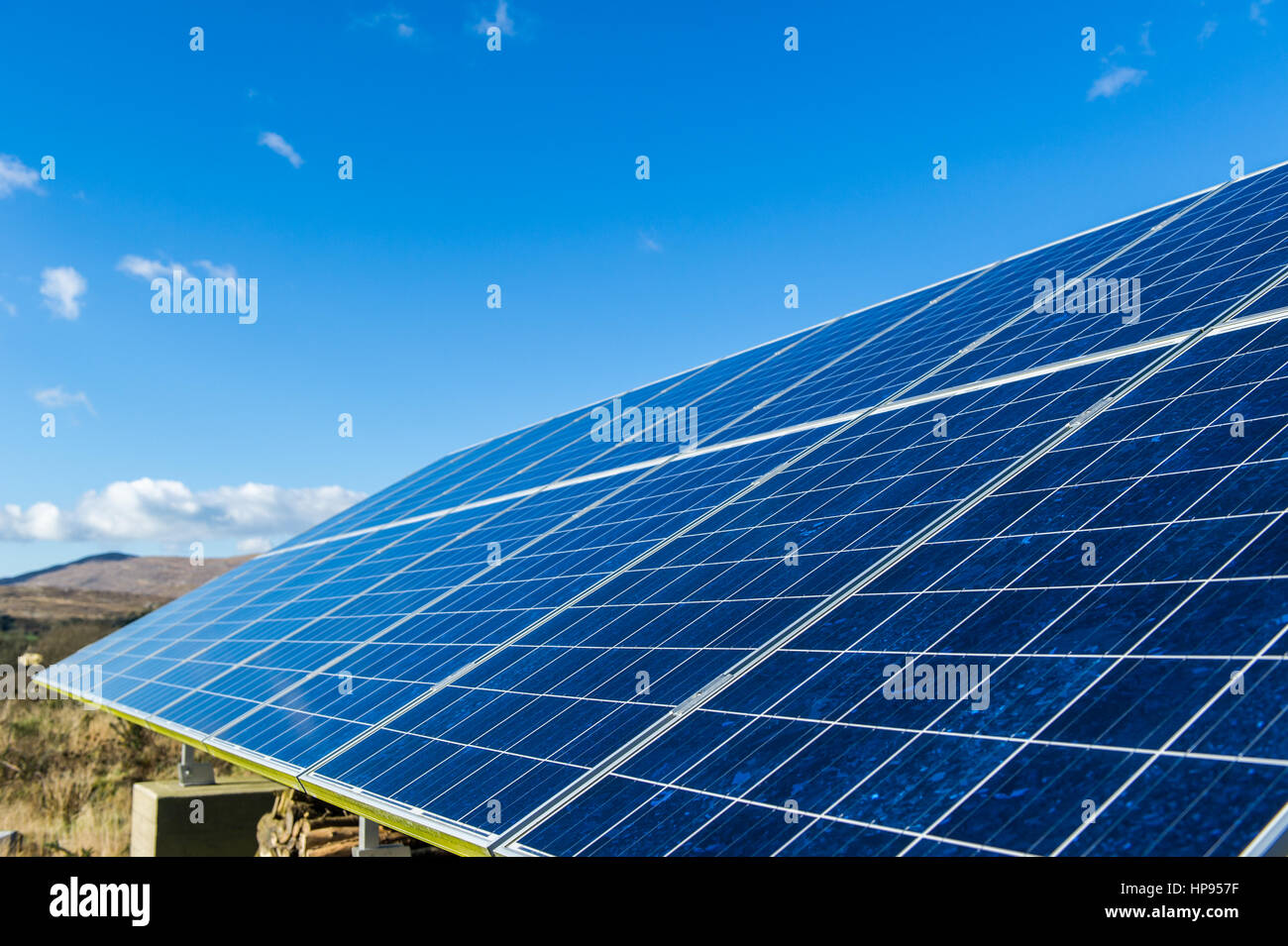 Los paneles solares de cerca bajo un cielo azul con espacio de copia. Foto de stock