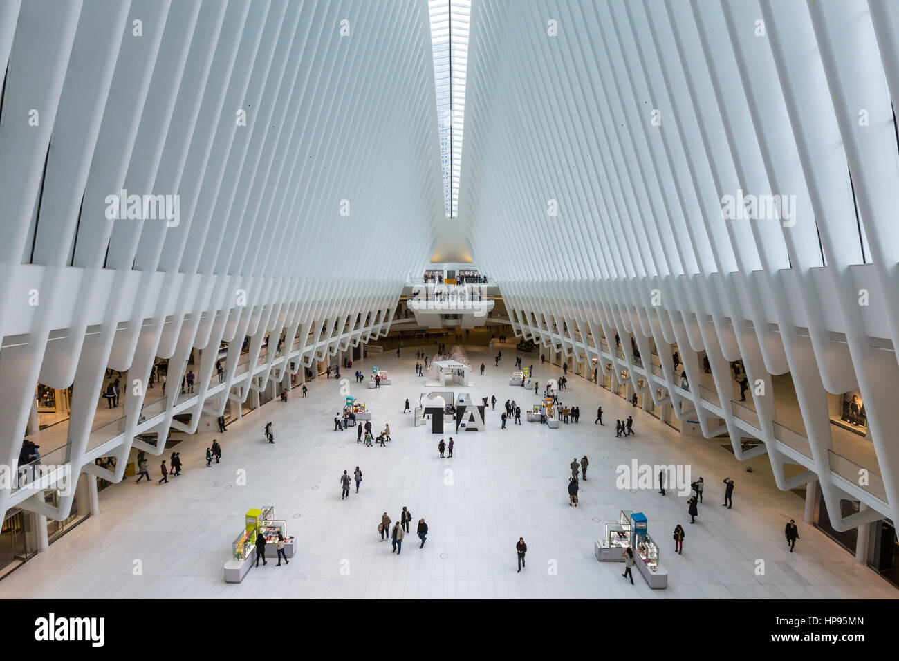 Los compradores y los turistas disfrutan de la vista del interior el Oculus y tiendas en el centro comercial Westfield Mall World Trade Center en la Ciudad de Nueva York. Foto de stock
