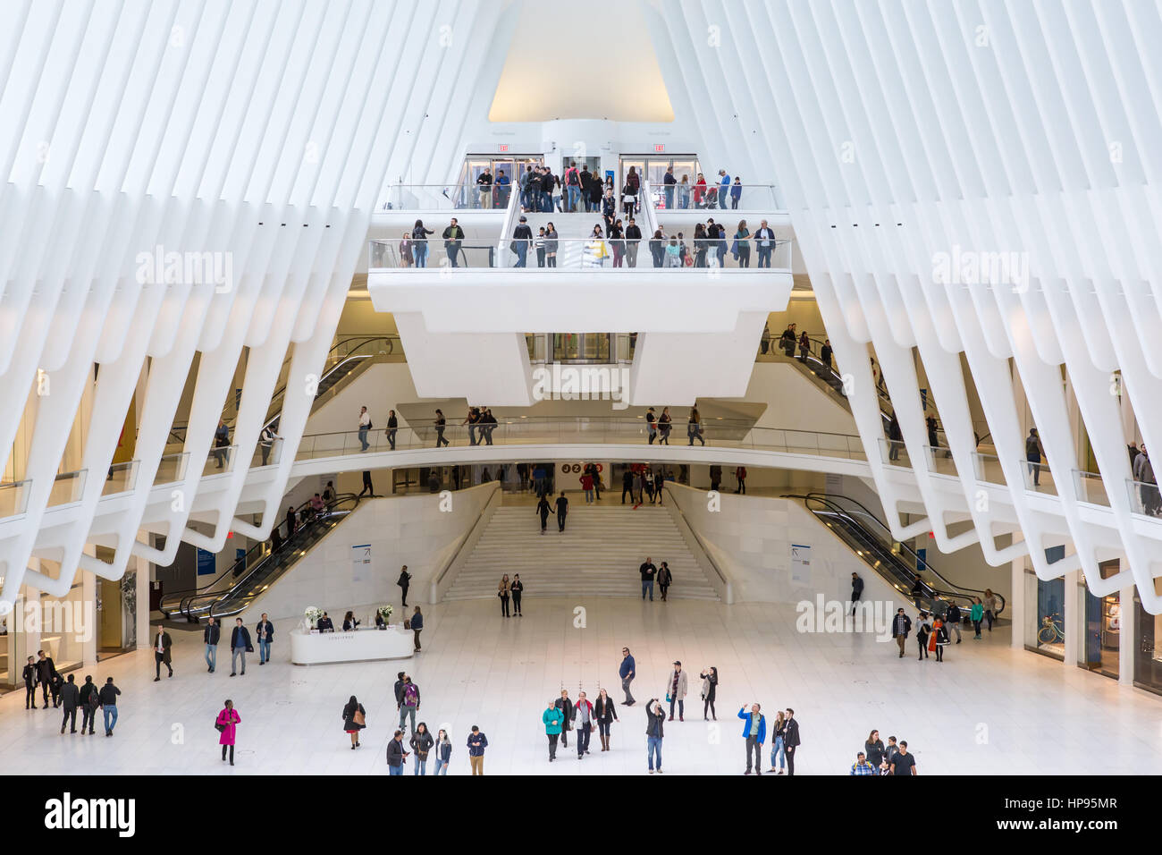 La vista desde la entrada a nivel del suelo para el Oculus World Trade Center Centro de transporte en la Ciudad de Nueva York. Foto de stock