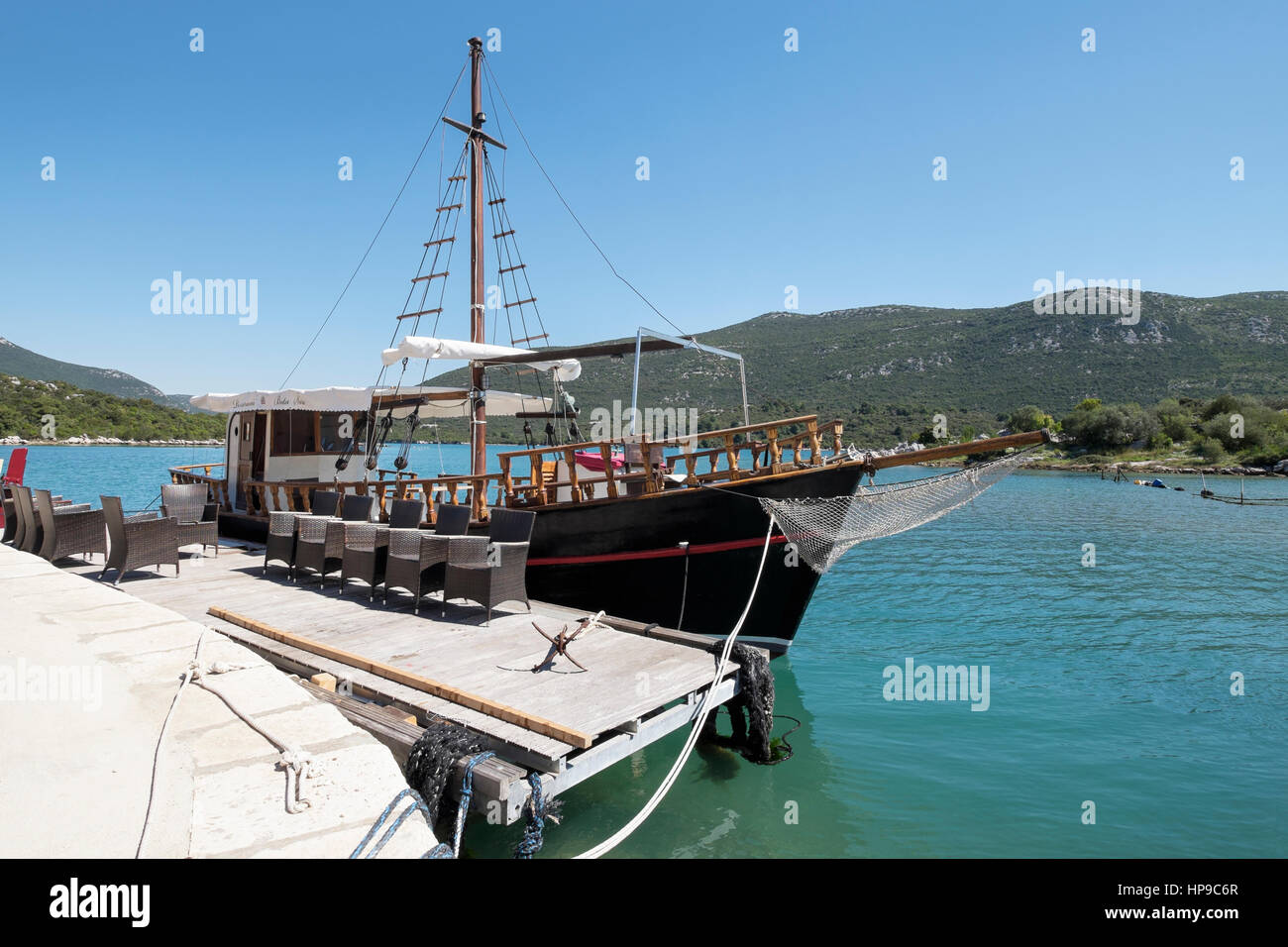 Amarrados barco turístico en Mali Ston, la península de Peljesac, costa del mar Adriático, Croacia Foto de stock