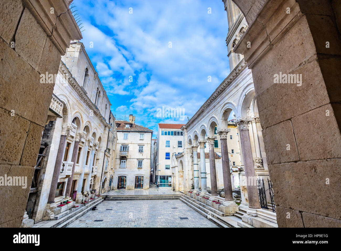 En vista de la plaza romana antigua ciudad en el centro de la ciudad de Split, Croacia, lugares de viajes europeo. Foto de stock