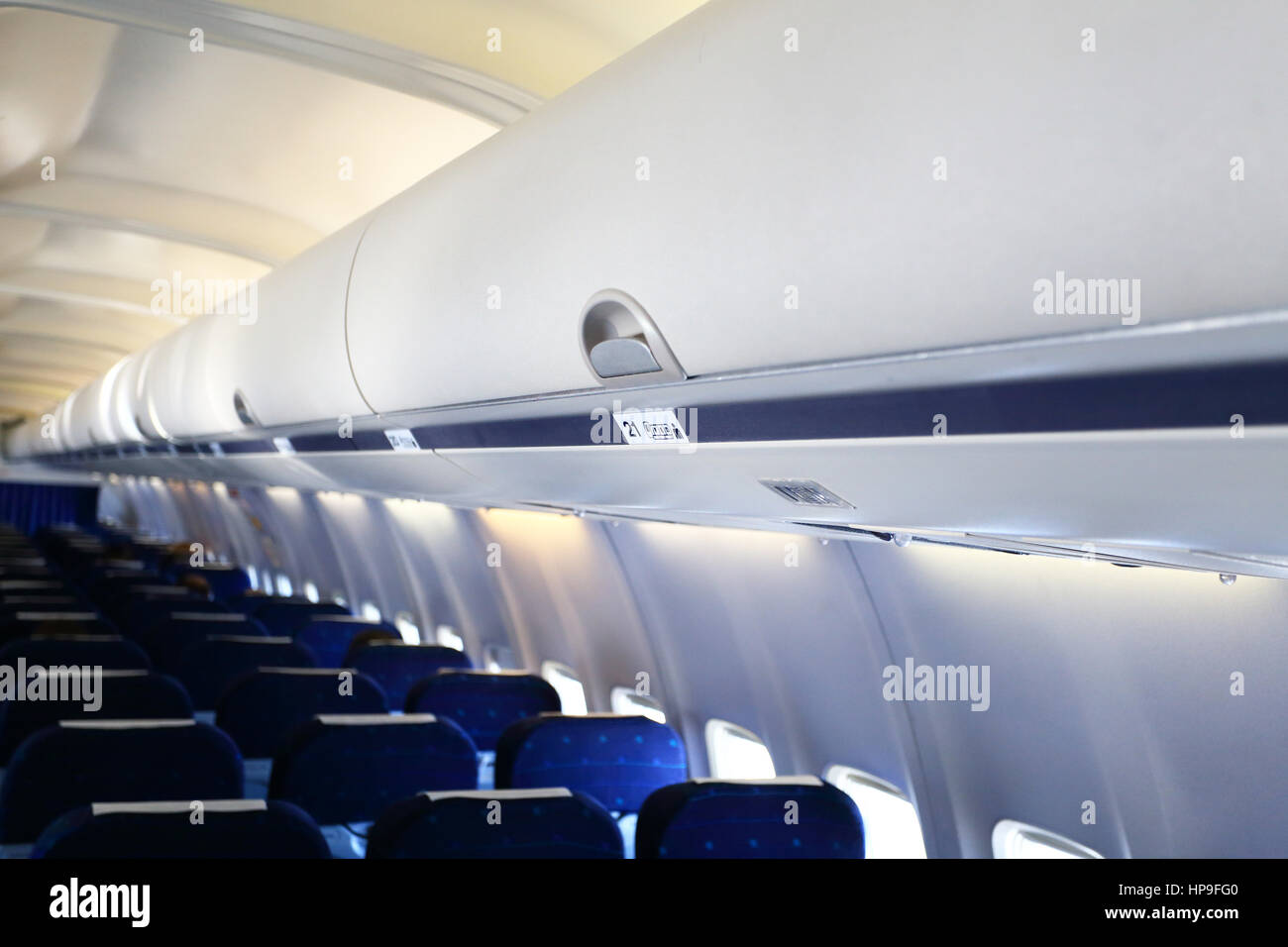 Panel blanco para el equipaje en el avión vacío Foto de stock