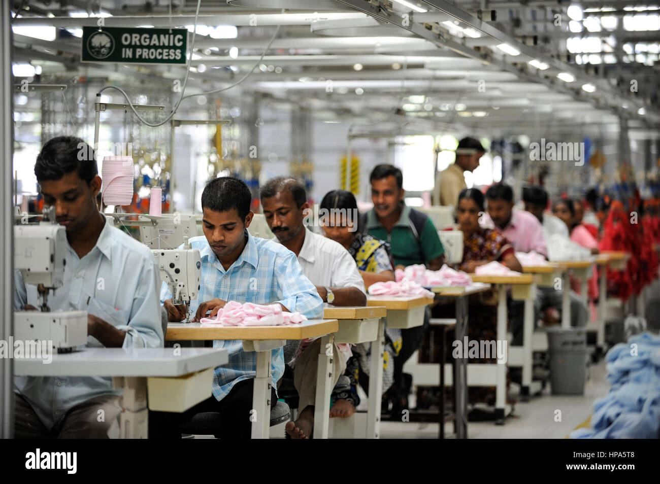 La India Tirupur , unidades textiles de comercio justo , siglo prendas produce orgánicos y de Comercio Justo Fairtrade para la exportación de prendas de vestir ropa - prendas de vestir ropa Foto de stock