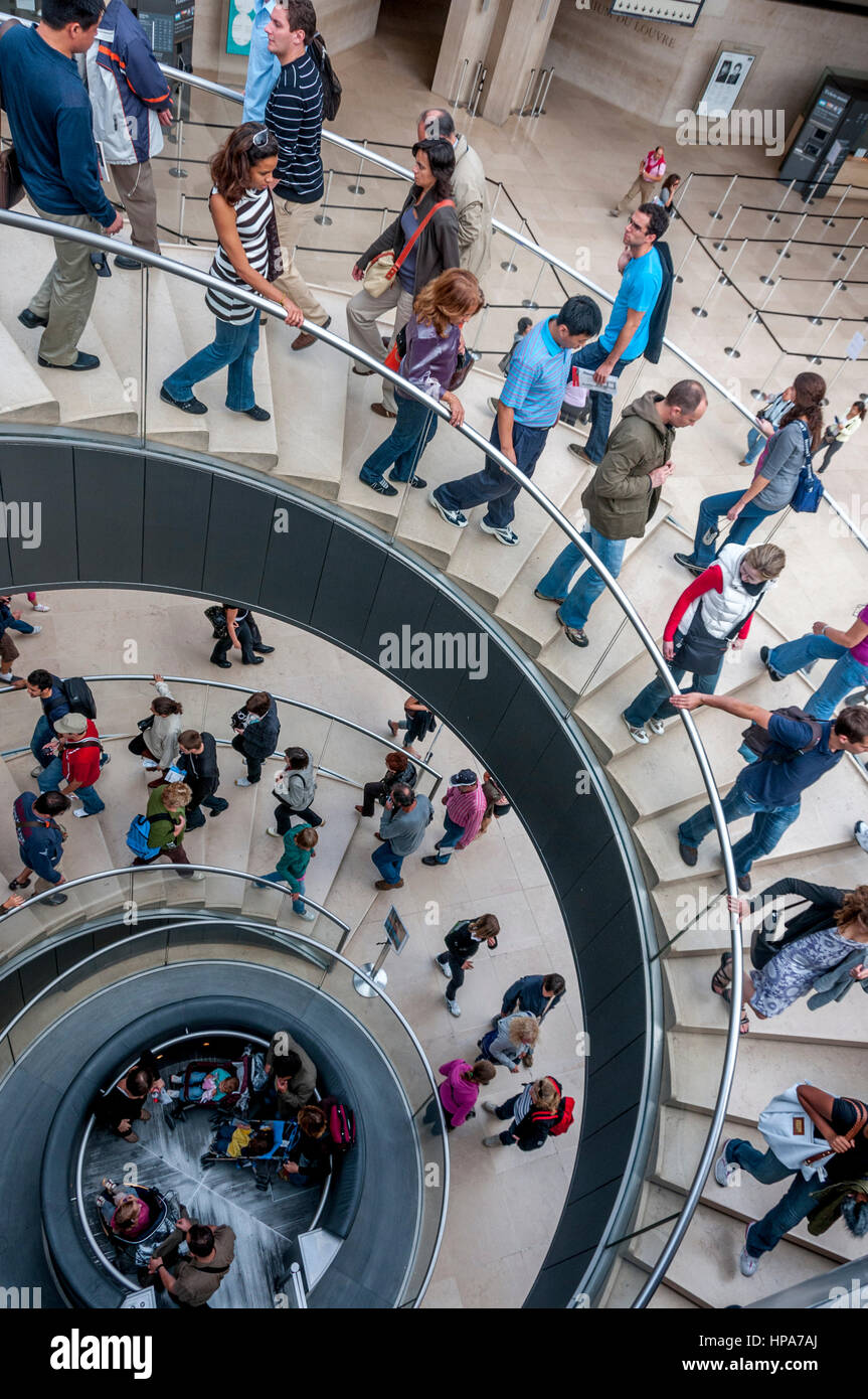 Escalera en el Museo del Louvre, París, Francia, Europa Foto de stock