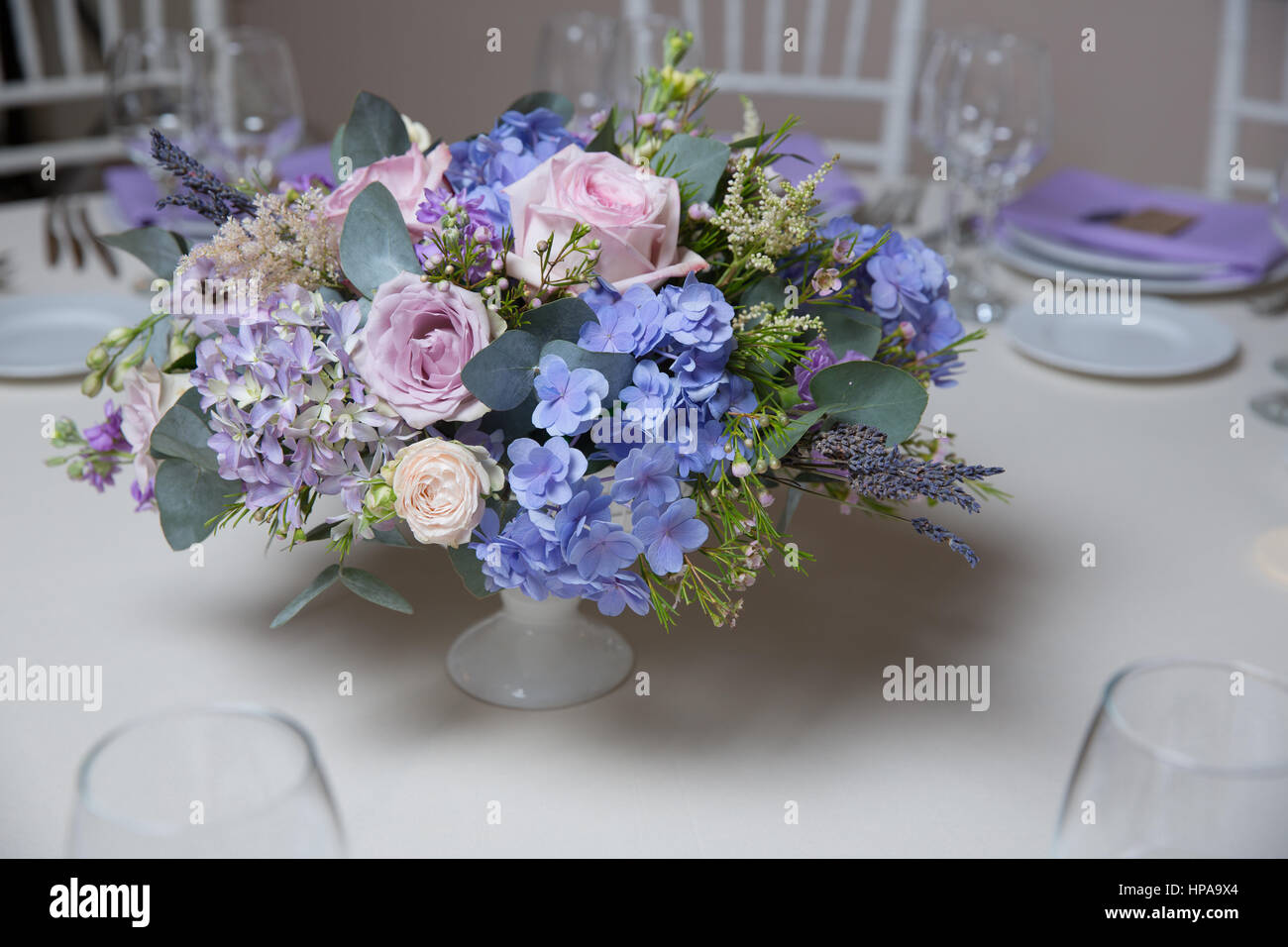 Boda arreglos florales con flores de color rosa azul violeta Fotografía de  stock - Alamy