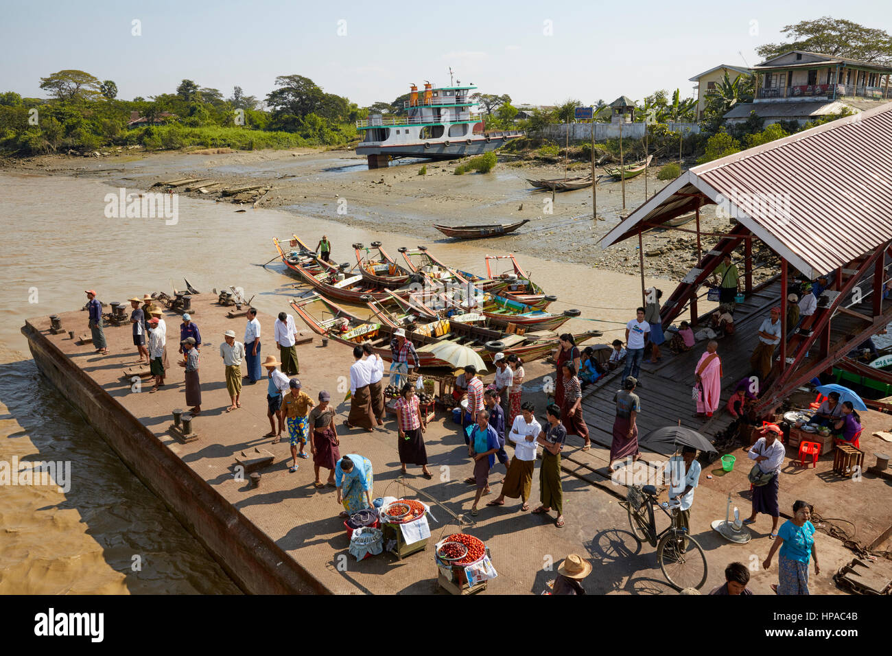 Dala de la Terminal de Ferry, Yangon, Myanmar, el sur de Asia Oriental Foto de stock