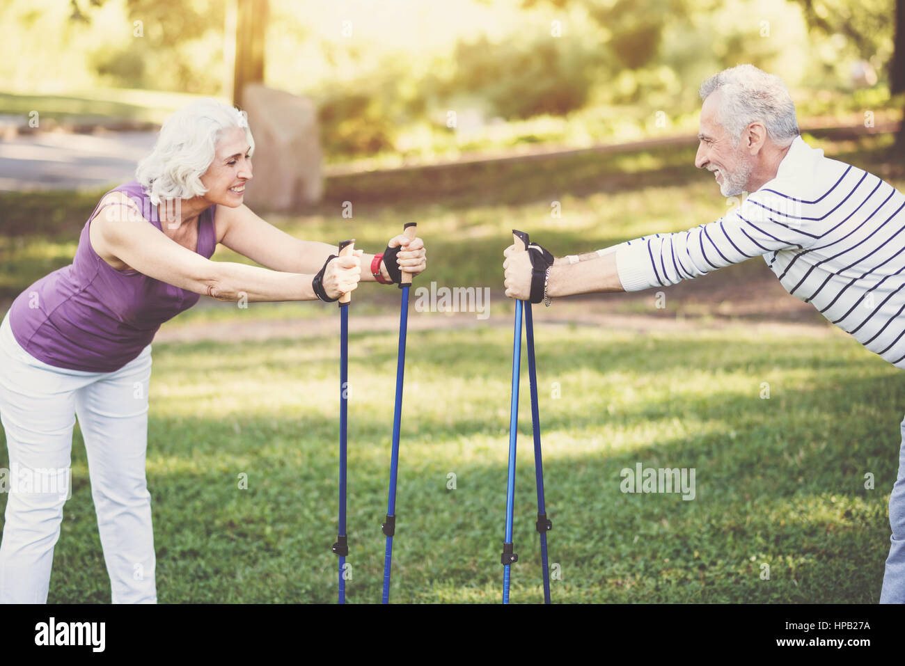 La actividad física. Feliz pareja de ancianos positivo la celebración