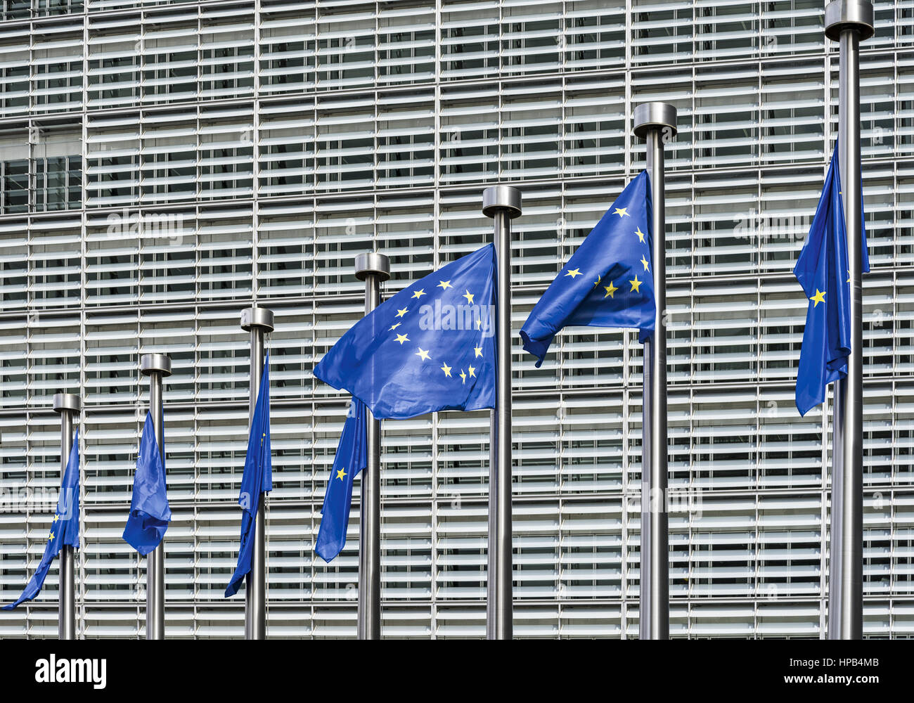 Europaeische flaggen vor dem kommissionsgebaeude en bruessel Foto de stock