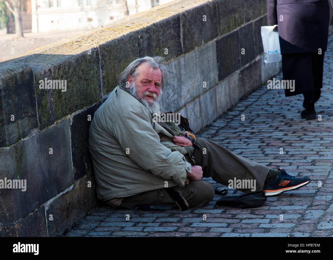 Viejo hombre mendigando en el Puente de Carlos en Praga, República Checa Foto de stock