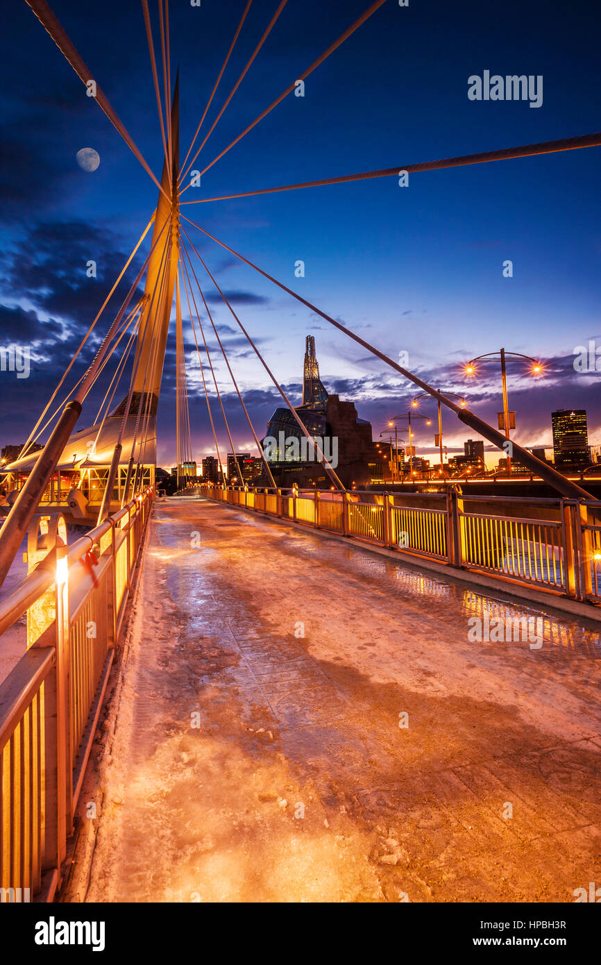 La Provencher Puente y Museo de los Derechos Humanos en Winnipeg en la noche Foto de stock