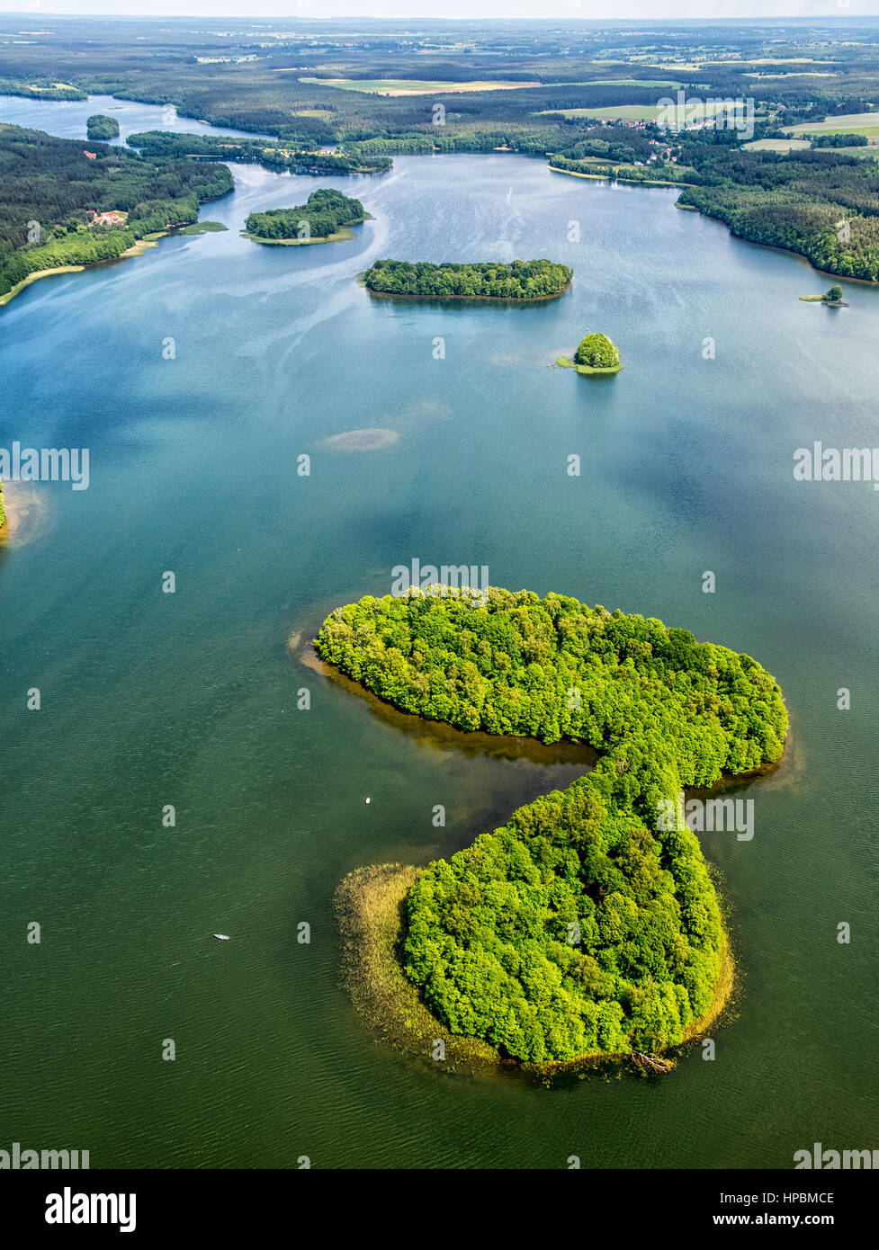 Paisaje del lago, Pomerania, reflejo en el agua, isla arbolada, Leśnice, costa báltica, Pomorskie, Polonia Foto de stock