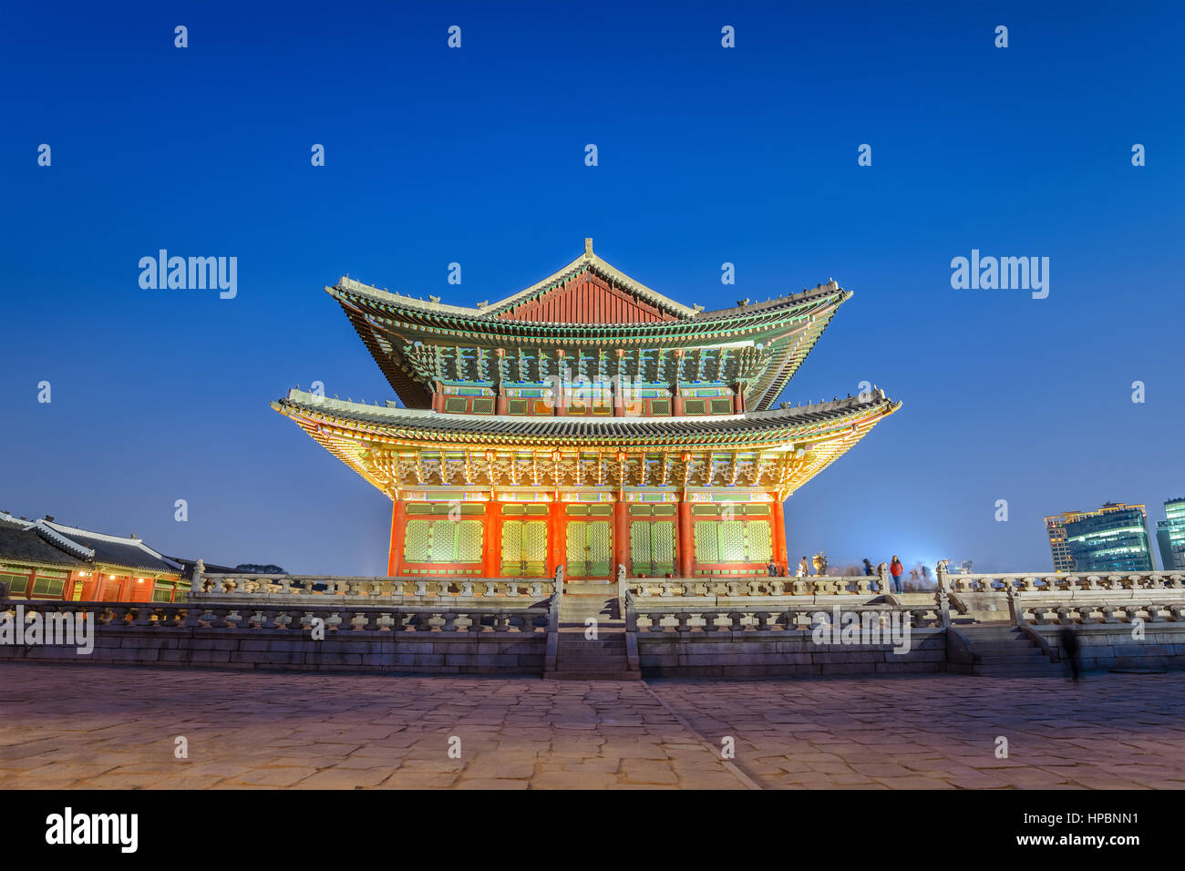 En la noche del Palacio Gyeongbokgung, Seúl, Corea del Sur Foto de stock