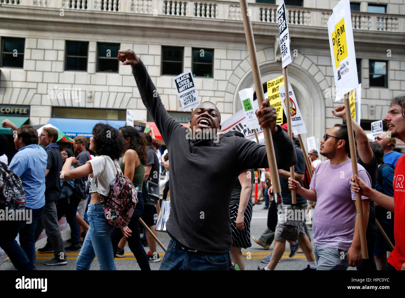 Un hombre grita durante una protesta fuera de la Convención Nacional Republicana el 17 de julio de 2016. Cleveland, Ohio, Estados Unidos. Foto de stock