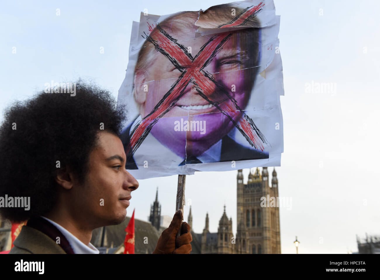 Londres, Reino Unido. 20 de febrero de 2017. La gente tomó las calles marchando a la Plaza del Parlamento para protestar contra Brexit Trump y la visita de estado a Gran Bretaña. Un manifestante sostiene un cartel imagen de Donald Trump - tachado cara. Crédito: ZEN - Zaneta Razaite/Alamy Live News Foto de stock