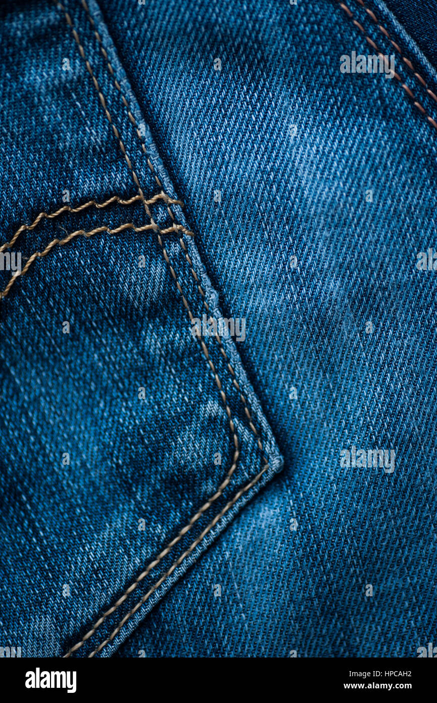 Textura de jeans, costuras en los pantalones closeup Foto de stock
