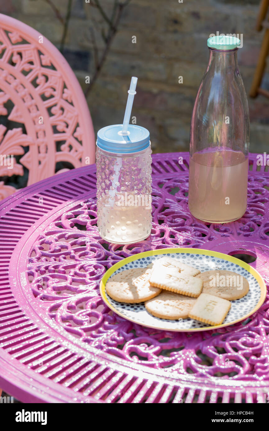 Galletas y calabaza en una mesa de jardín vintage Foto de stock