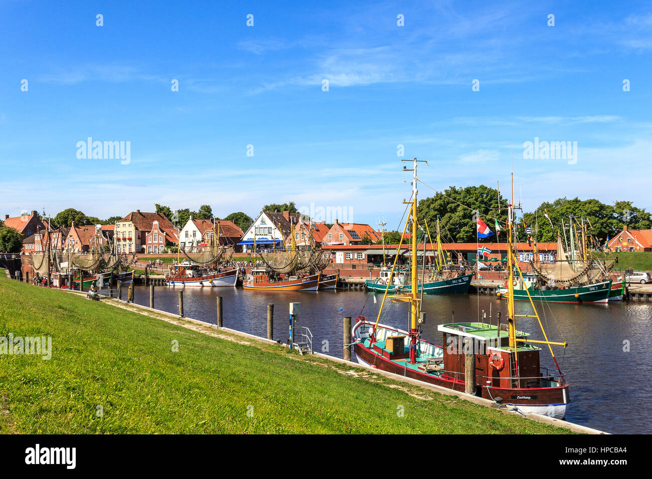 Almejas barcos anclados en el puerto de Greetsiel, Eastfrisia Foto de stock