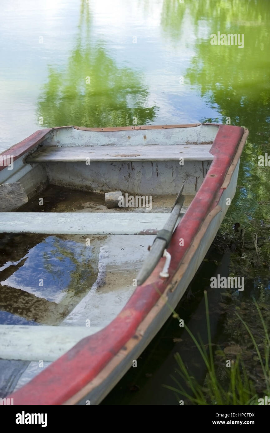 Holzboot im Teich - barco en el estanque Foto de stock