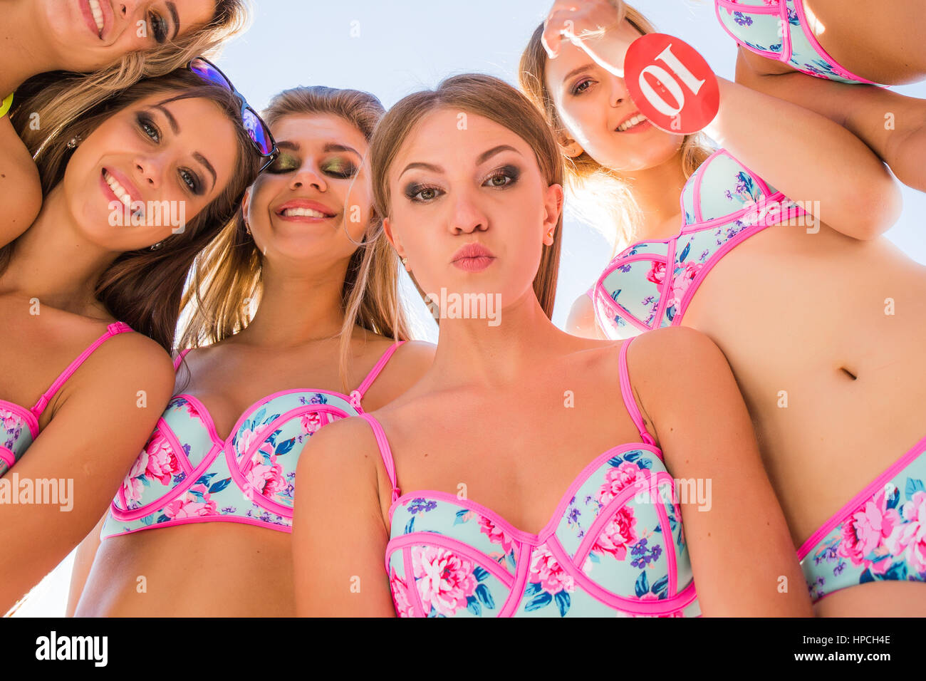 Cinco chicas hermosas modelos ronda permanente en bikini. Vista hacia abajo  Fotografía de stock - Alamy