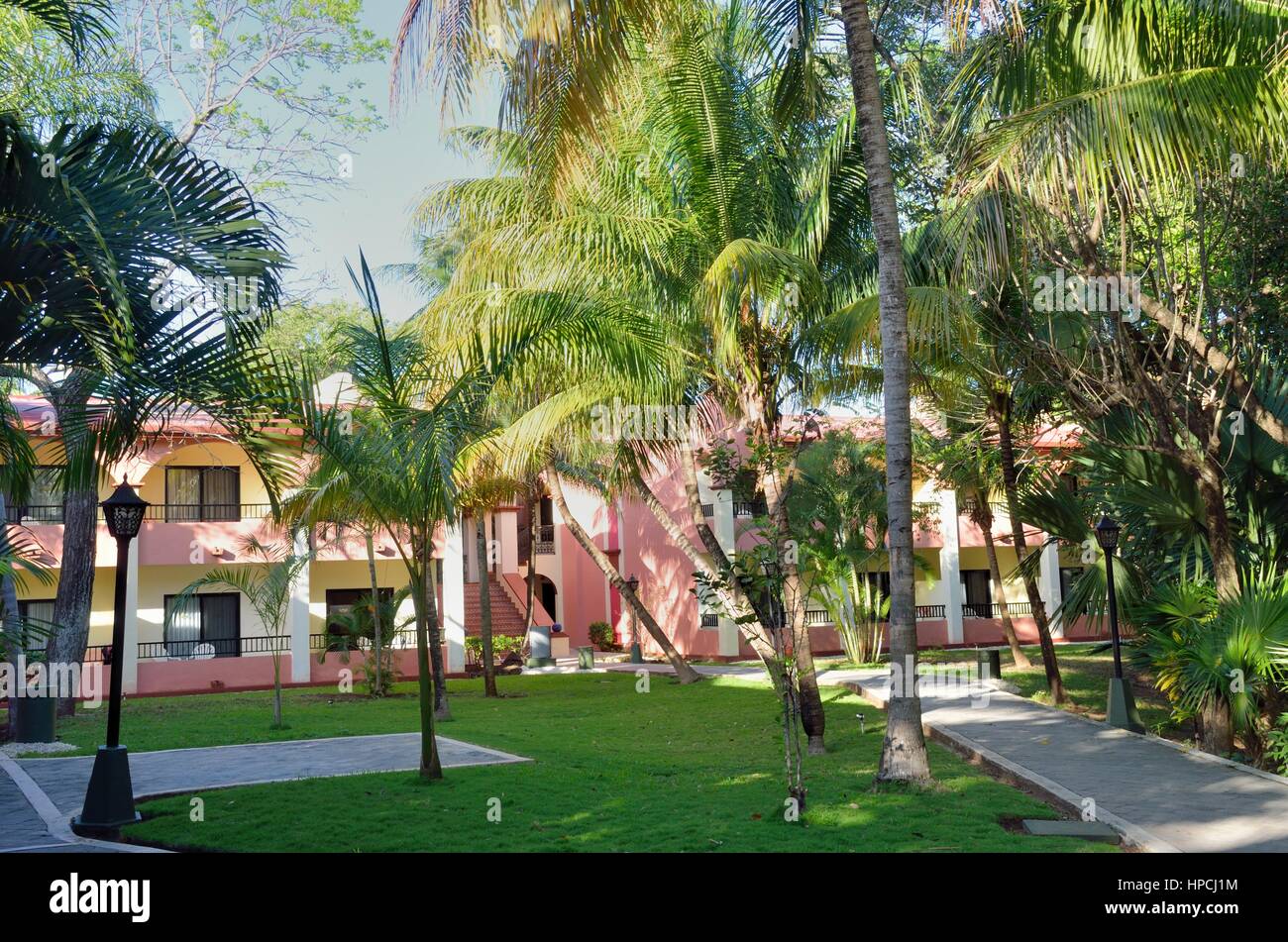 Playa del Carmen, México - Enero 19, 2017: Caribbean resort hotel parcialmente oculto por los árboles Foto de stock