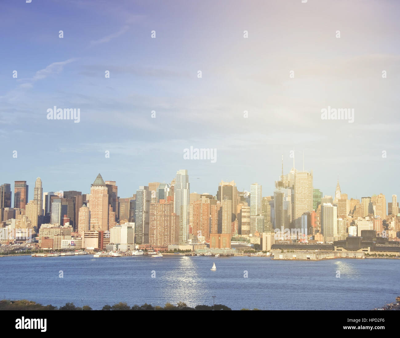 El paisaje urbano de la ciudad de Nueva York sobre el río Hudson Foto de stock