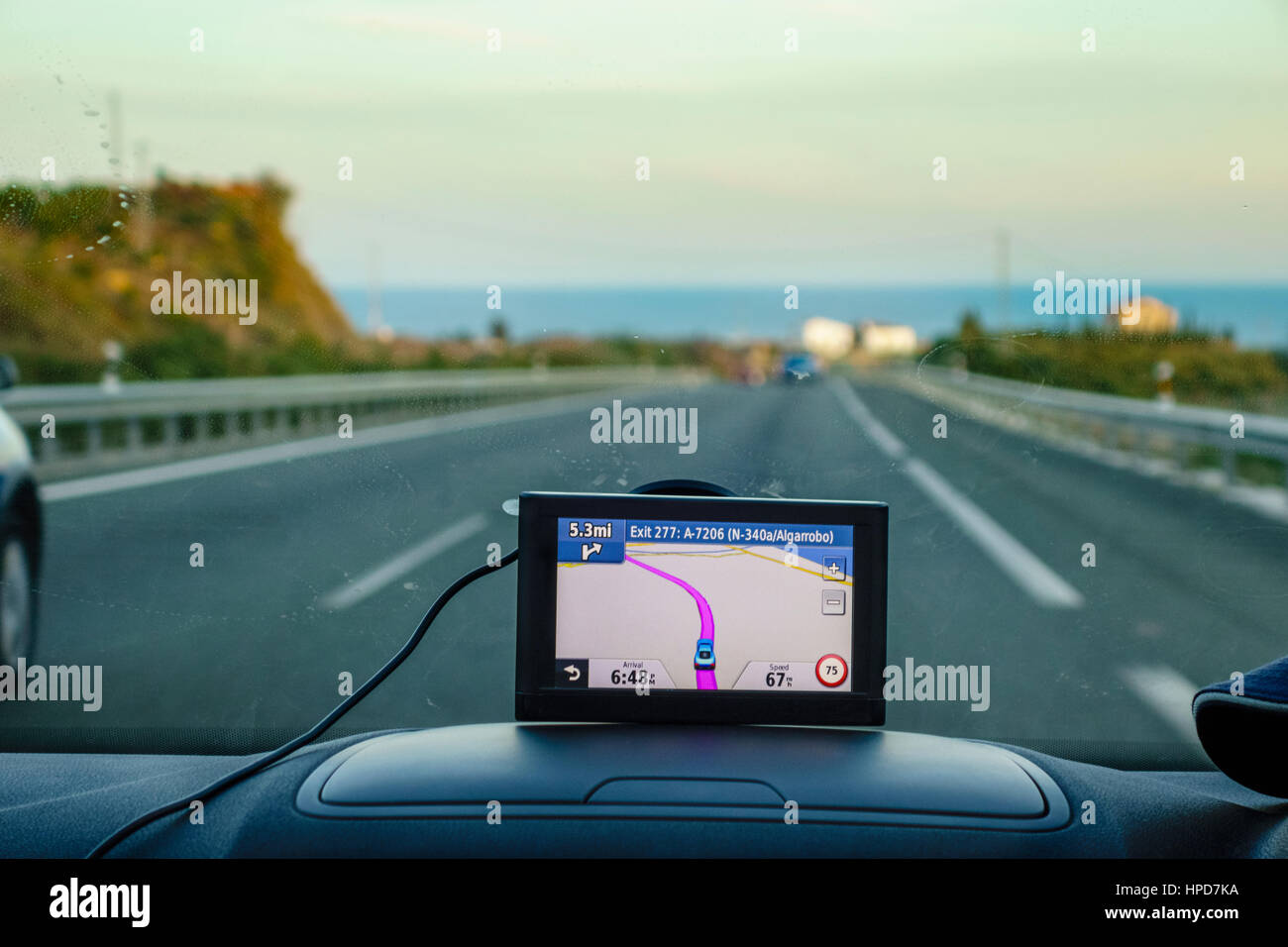 Satnav, Sat Nav, o la navegación por satélite GPS en el coche. UK coche con navegador por satélite en el salpicadero Costa del Sol España. Con vistas al Mediterráneo. Foto de stock