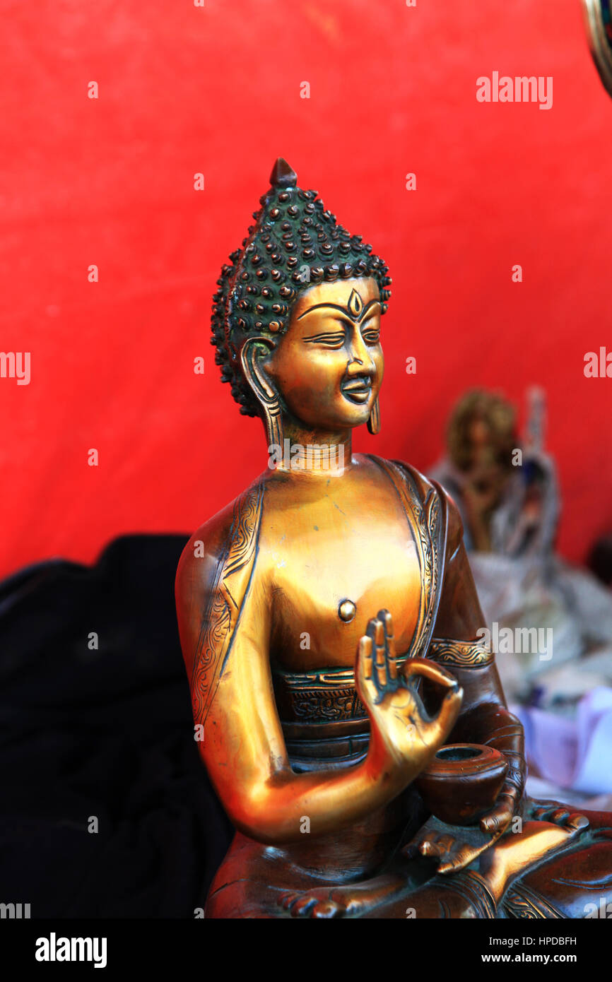 Estatua de Buda indio, artesanos indios hacen varios tipos de artefactos de latón, aclamado (Copyright © de la foto por Saji Maramon) Foto de stock