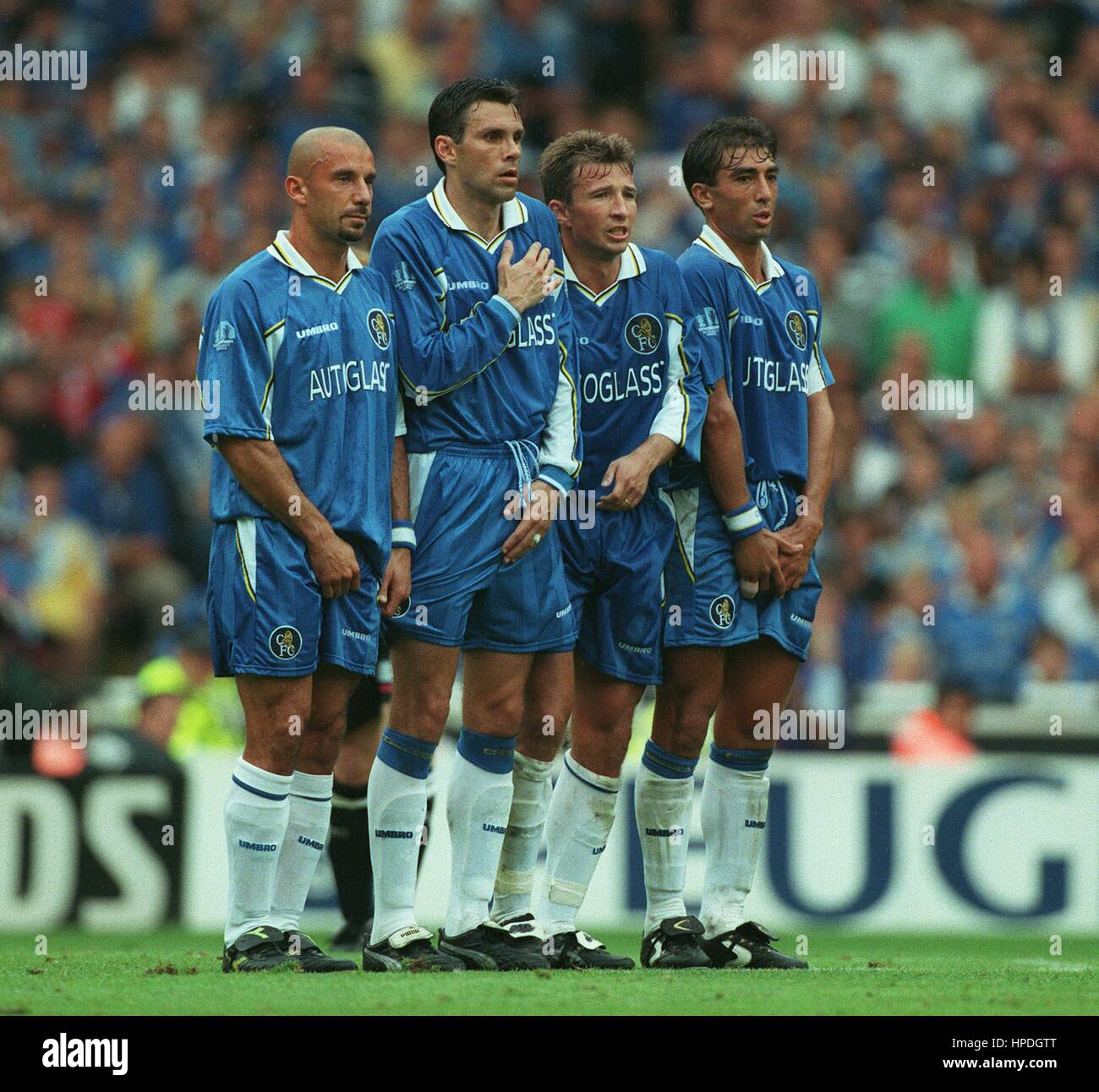 Los extranjeros se alinean en defensa del Chelsea V MANCHESTER UNITED 03 de agosto de 1997 Foto de stock