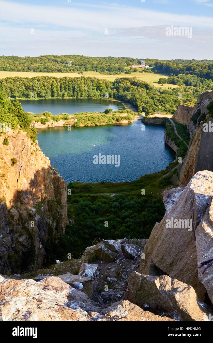 Lago Lago de Cristal opal y visto desde la parte superior de la antigua cantera de granito en Hammerknuden en Bornholm Foto de stock