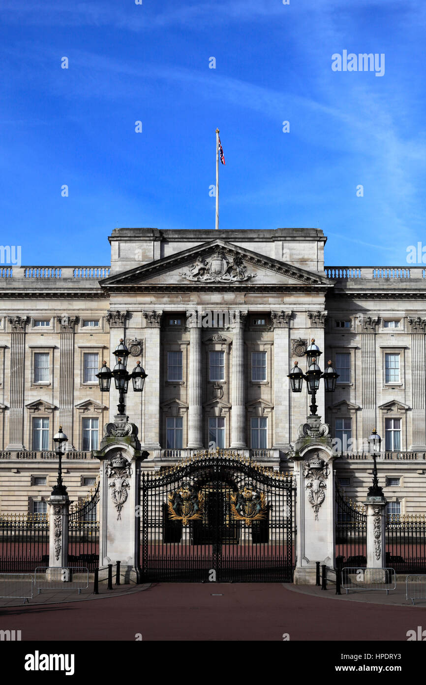 Verano vista de la fachada del Palacio de Buckingham, St James, Londres, Inglaterra, Reino Unido. Foto de stock